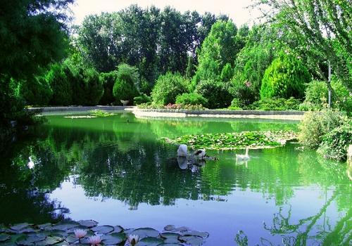 Parandegan-Park-in-Isfahan-Iran